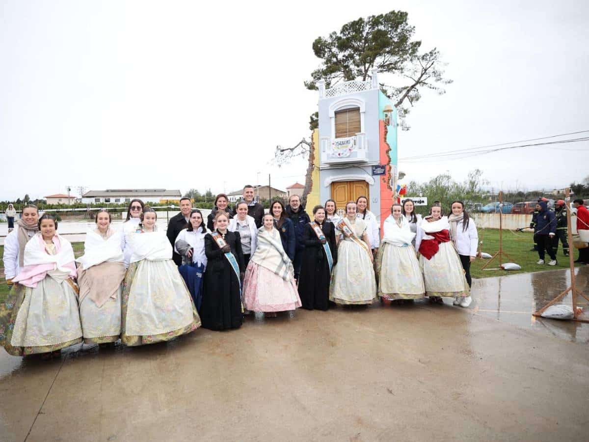 Las Reinas Falleras visitan las Fallas Escolares de Burriana