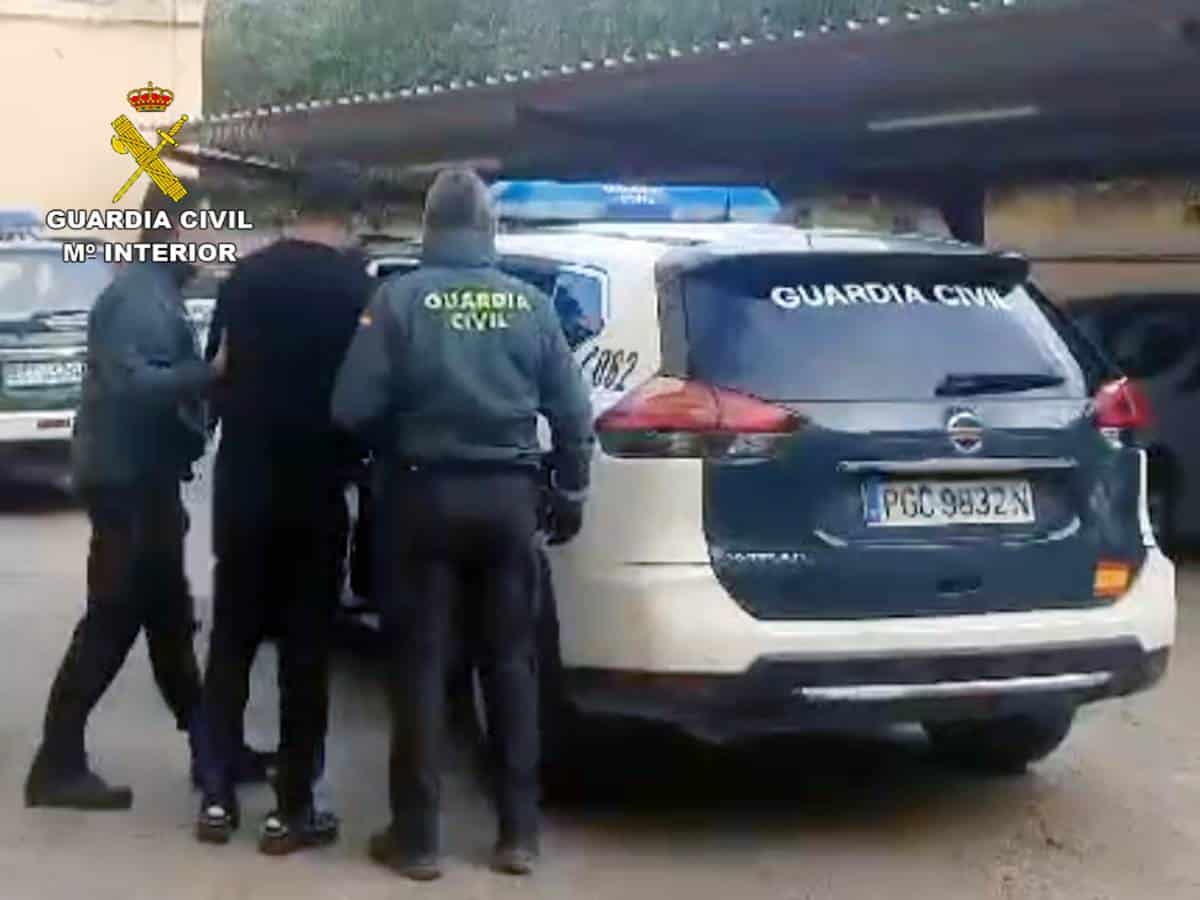 Le golpean, lo abandonan en el monte, le roban y queman su coche