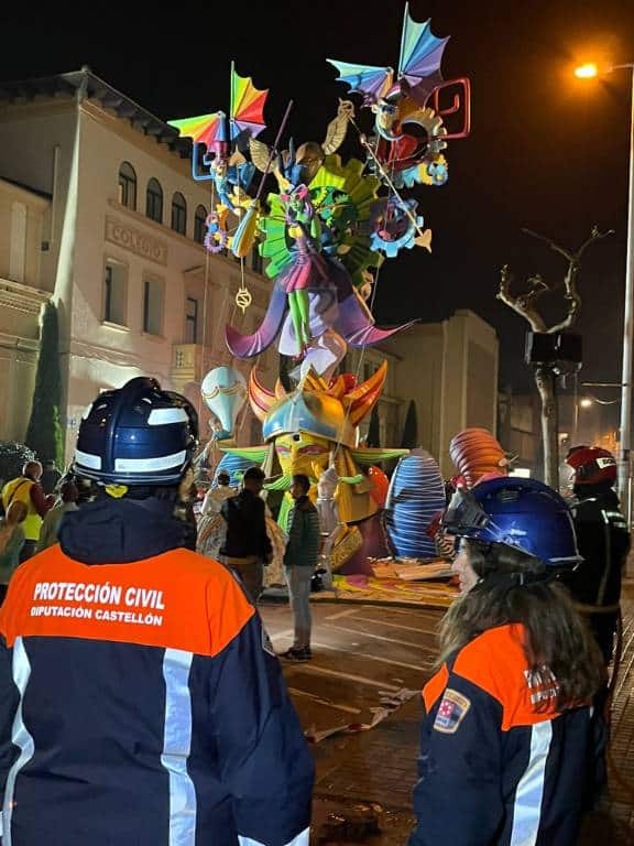 Los bomberos del Consorcio Provincial de Castellón, distribuidos en 11 equipos, garantizaron la seguridad durante la quema de los 44 monumentos falleros de la provincia.