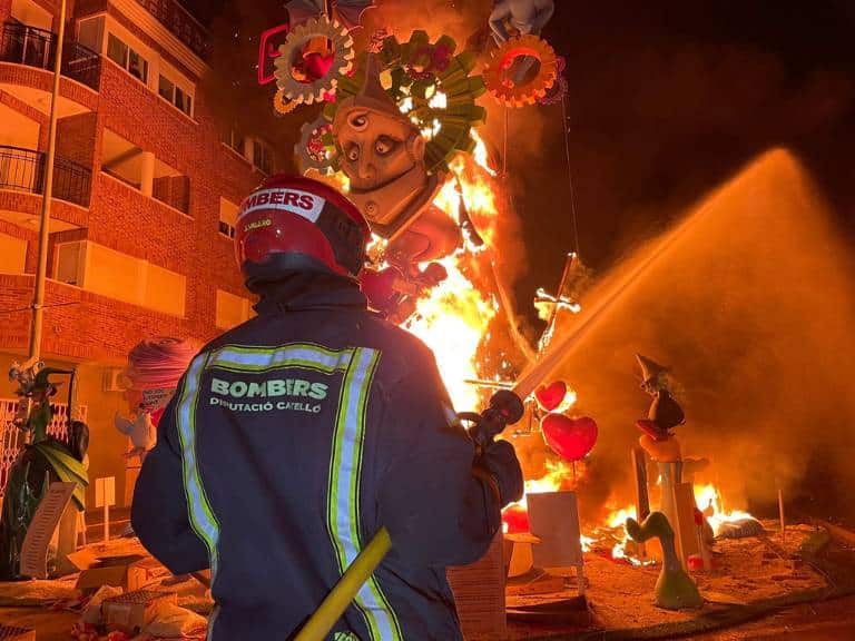Los bomberos del Consorcio Provincial de Castellón, distribuidos en 11 equipos, garantizaron la seguridad durante la quema de los 44 monumentos falleros de la provincia.