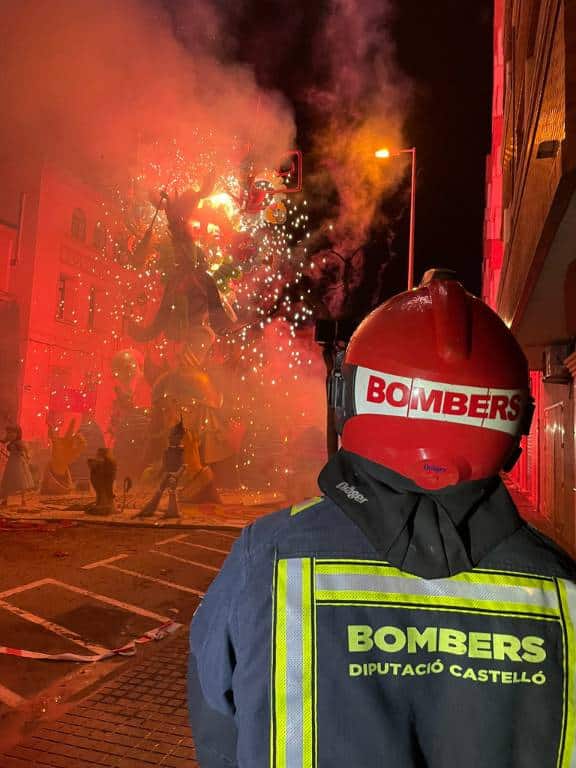 Los bomberos del Consorcio Provincial de Castellón, distribuidos en 11 equipos, garantizaron la seguridad durante la quema de los 44 monumentos falleros de la provincia.