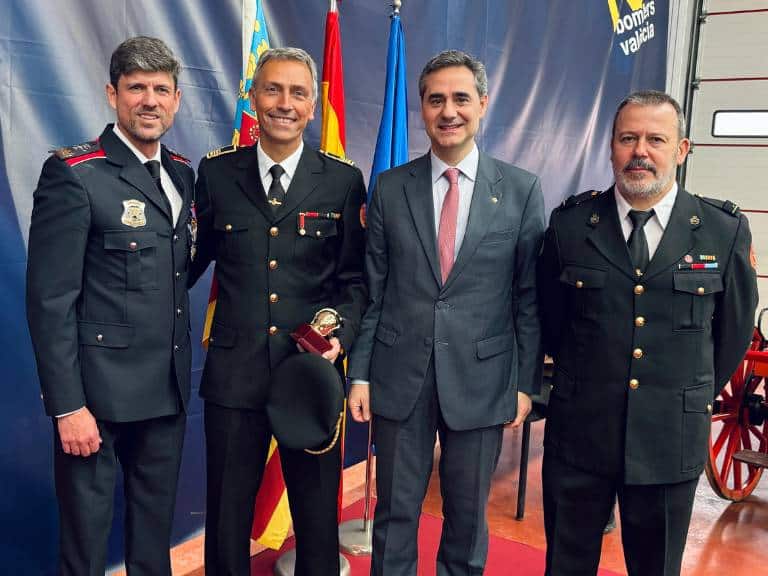 Los Bomberos del Ayuntamiento de Castellón reciben el 'Casco de Honor' por su labor tras la DANA de Valencia.