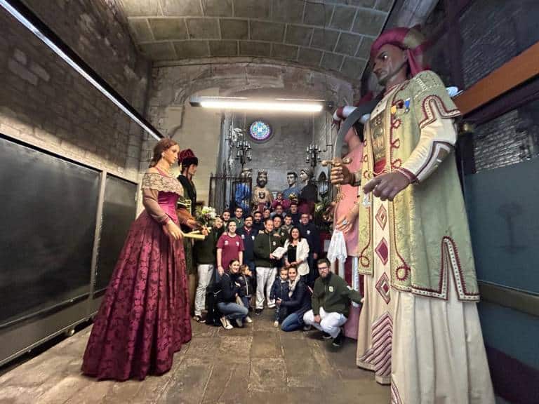 Durante el evento, los gigantes fueron exhibidos en la basílica de Santa Maria del Pi, un lugar emblemático que realzó su presencia.