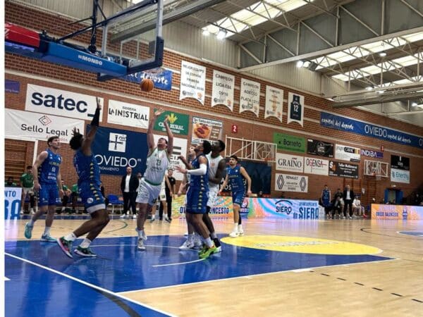 Mala racha del Amics Castelló que cae en los últimos minutos ante el Alimerka Oviedo