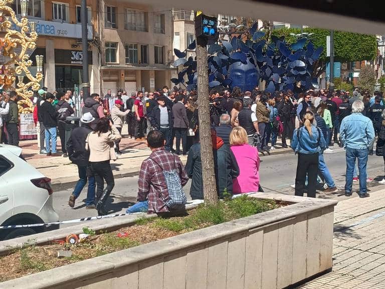 Carlos Mazón visita por sorpresa la Gaiata 6 Farola Ravalet y genera malestar y una manifestación improvisada en Castellón.
