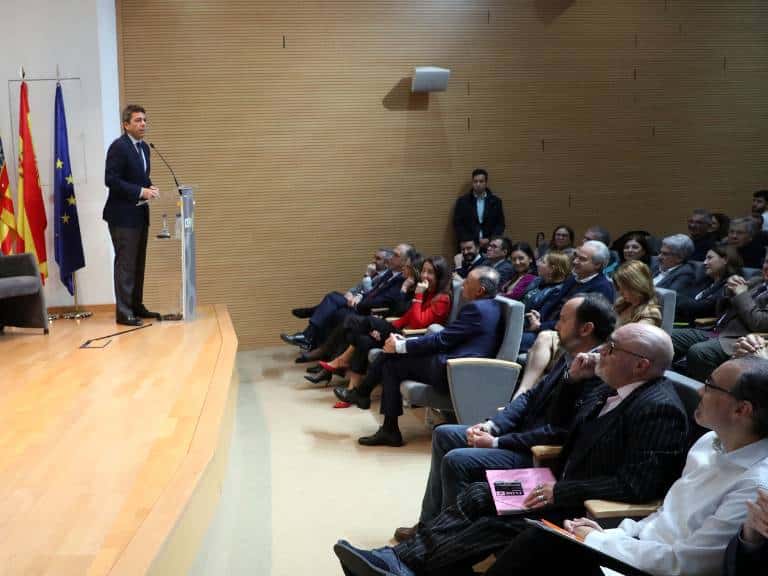 El jefe del Consell destaca que "la Administración no puede tratar al ciudadano y empresario como un presunto culpable a la hora de presentar sus escritos y proyectos".