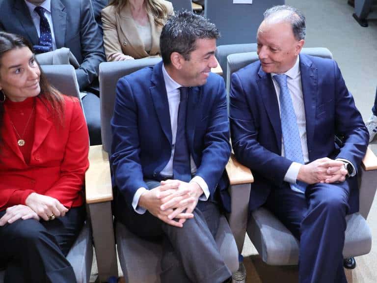 El jefe del Consell destaca que "la Administración no puede tratar al ciudadano y empresario como un presunto culpable a la hora de presentar sus escritos y proyectos".