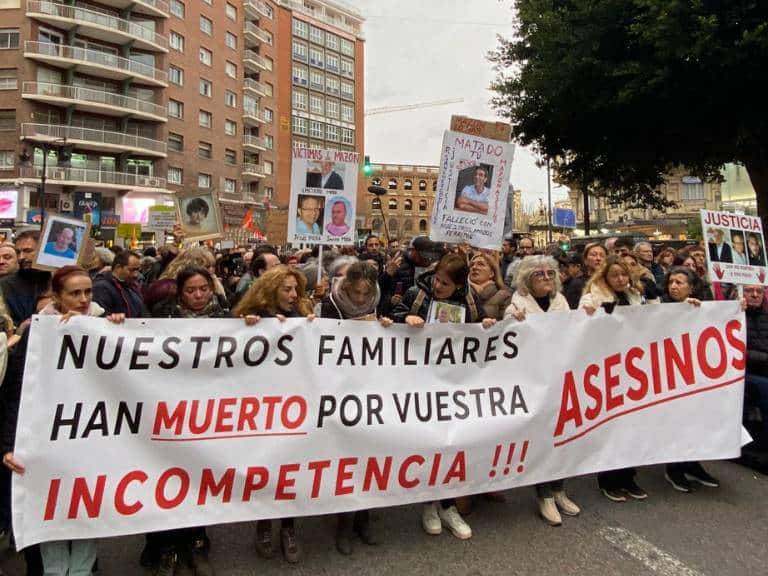 La quinta manifestación contra la gestión de Mazón por la DANA fue encabezada por una pancarta que decía "Mazón Dimissió", con un lazo negro y una foto de Mazón boca abajo.