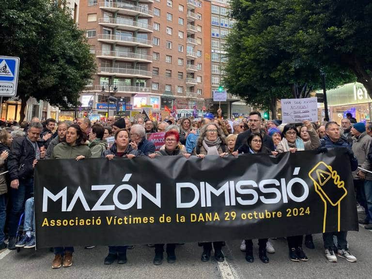 La quinta manifestación contra la gestión de Mazón por la DANA fue encabezada por una pancarta que decía "Mazón Dimissió", con un lazo negro y una foto de Mazón boca abajo.