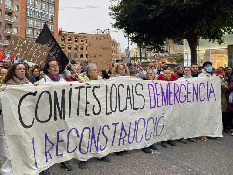 La quinta manifestación contra la gestión de Mazón por la DANA fue encabezada por una pancarta que decía "Mazón Dimissió", con un lazo negro y una foto de Mazón boca abajo.