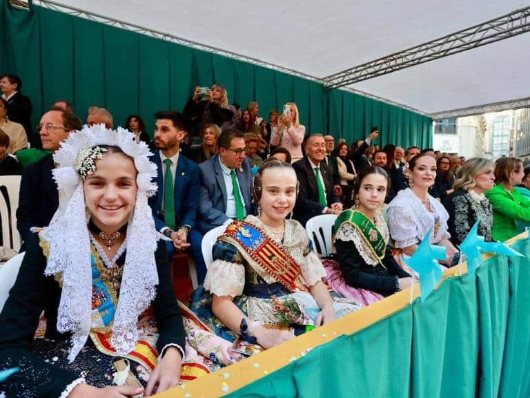 El Pregoner, encarnado en el castellonense Vicente Marzá Miralles, ha sido el encargado de convocar ‘al poble sencer’ y elevar el anuncio de que Castellón inicia su semana grande, a través de los versos de Bernat Artola