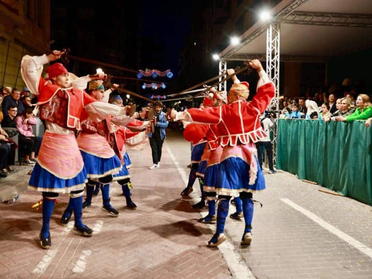 El Pregoner, encarnado en el castellonense Vicente Marzá Miralles, ha sido el encargado de convocar ‘al poble sencer’ y elevar el anuncio de que Castellón inicia su semana grande, a través de los versos de Bernat Artola