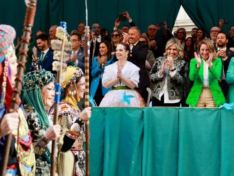 El Pregoner, encarnado en el castellonense Vicente Marzá Miralles, ha sido el encargado de convocar ‘al poble sencer’ y elevar el anuncio de que Castellón inicia su semana grande, a través de los versos de Bernat Artola