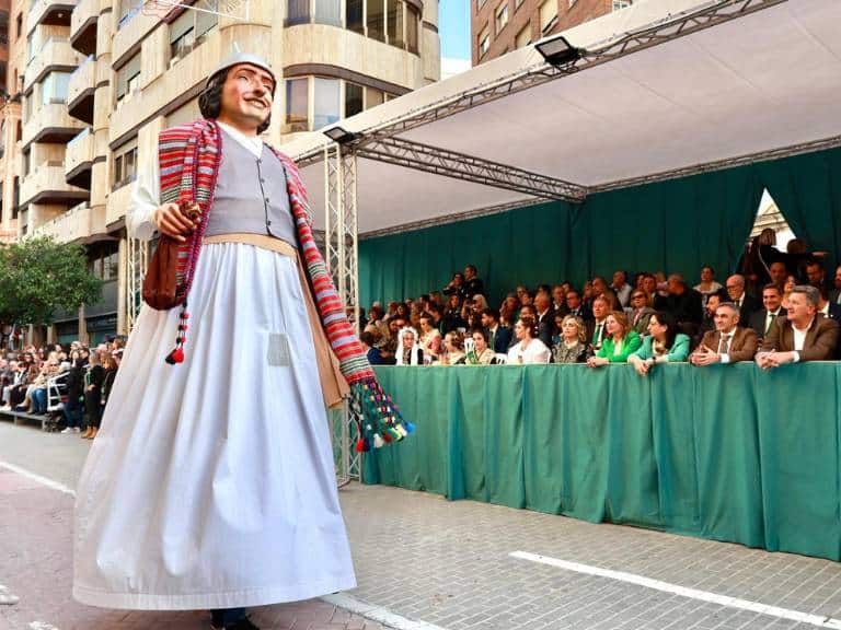 El Pregoner, encarnado en el castellonense Vicente Marzá Miralles, ha sido el encargado de convocar ‘al poble sencer’ y elevar el anuncio de que Castellón inicia su semana grande, a través de los versos de Bernat Artola