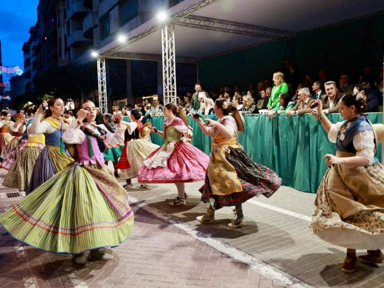 El Pregoner, encarnado en el castellonense Vicente Marzá Miralles, ha sido el encargado de convocar ‘al poble sencer’ y elevar el anuncio de que Castellón inicia su semana grande, a través de los versos de Bernat Artola