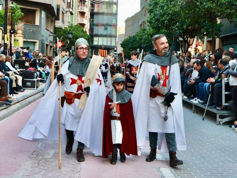 El Pregoner, encarnado en el castellonense Vicente Marzá Miralles, ha sido el encargado de convocar ‘al poble sencer’ y elevar el anuncio de que Castellón inicia su semana grande, a través de los versos de Bernat Artola