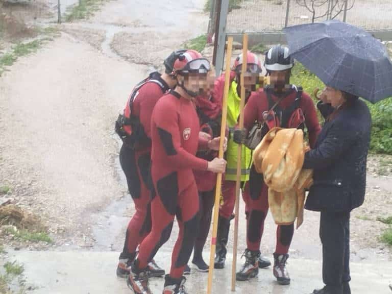La mujer quedó atrapada dentro de su vehículo, entre dos ramblas. 