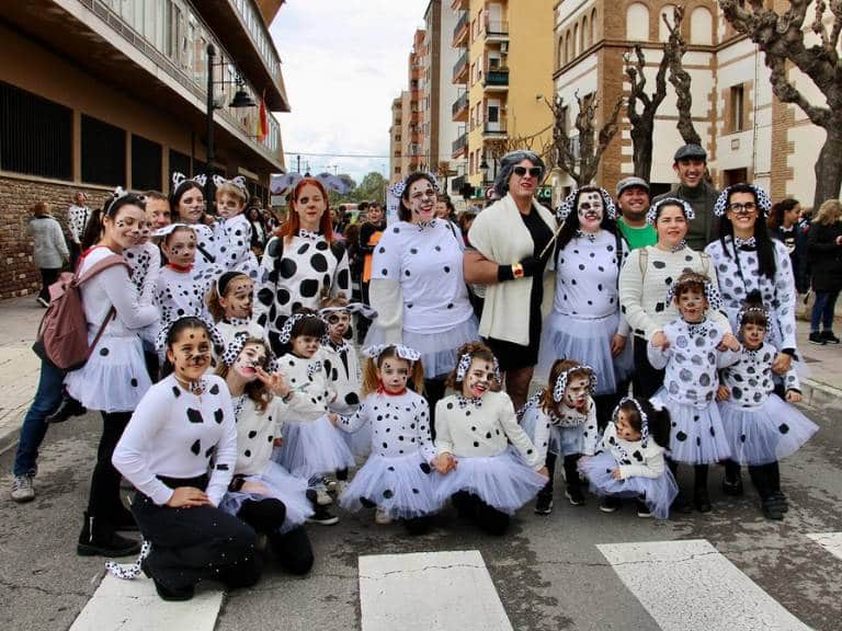Niñas y niños han llenado las calles del Grao de Castellón de alegría con disfraces muy originales.