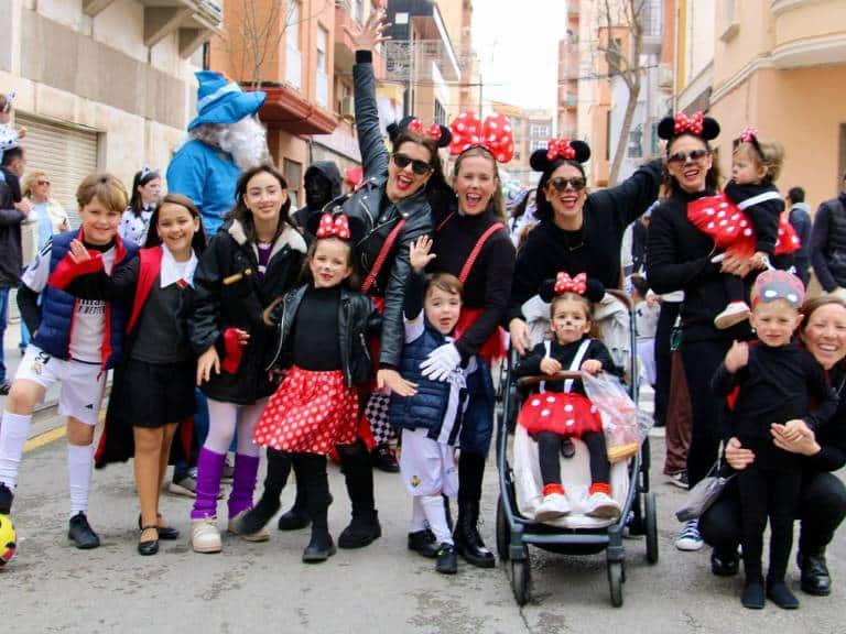 Niñas y niños han llenado las calles del Grao de Castellón de alegría con disfraces muy originales.