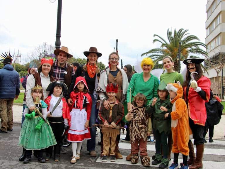 Niñas y niños han llenado las calles del Grao de Castellón de alegría con disfraces muy originales.