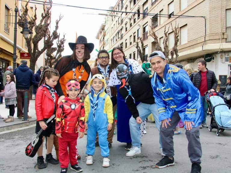 Niñas y niños han llenado las calles del Grao de Castellón de alegría con disfraces muy originales.