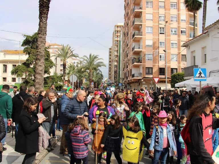 Niñas y niños han llenado las calles del Grao de Castellón de alegría con disfraces muy originales.