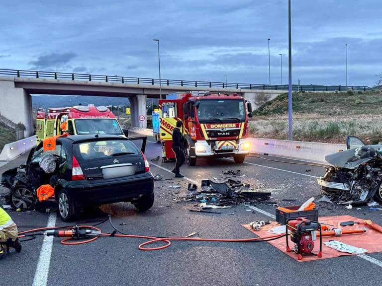 En el suceso, dos personas han perdido la vida en un siniestro que ha involucrado a dos vehículos.