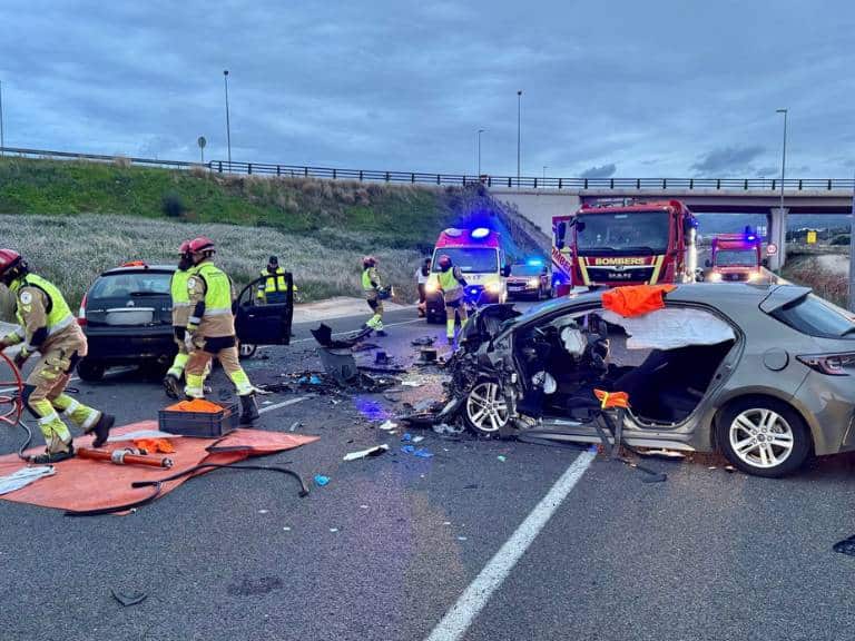 En el suceso, dos personas han perdido la vida en un siniestro que ha involucrado a dos vehículos.