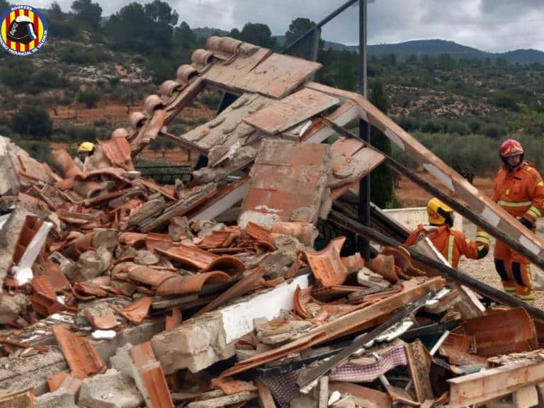 La explosión, de gran intensidad, causó el colapso total del inmueble, lo que desencadenó una inmediata intervención de los servicios de emergencia.

