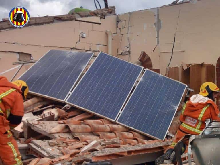 La explosión, de gran intensidad, causó el colapso total del inmueble, lo que desencadenó una inmediata intervención de los servicios de emergencia.

