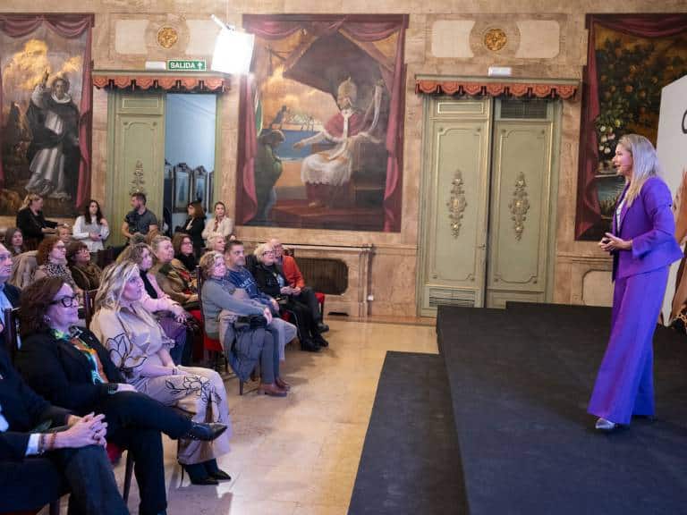 Anne Igartiburu transforma la Diputación de Castellón en un foro de reflexión sobre valores y emociones en la jornada 'Construimos Juntas'.