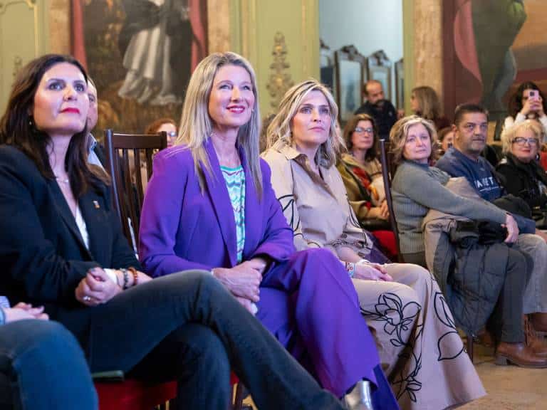 Anne Igartiburu transforma la Diputación de Castellón en un foro de reflexión sobre valores y emociones en la jornada 'Construimos Juntas'.