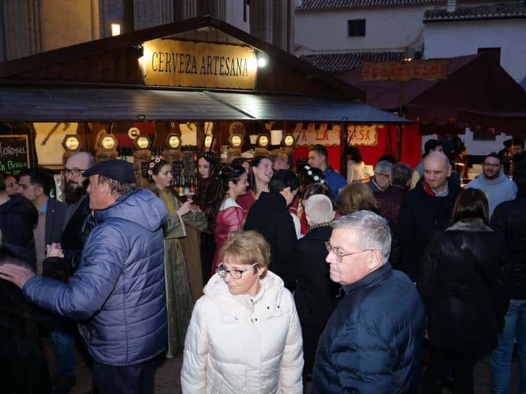 El mercado ofrece una experiencia única para vecinos y visitantes, permitiéndoles sumergirse en un ambiente de historia, cultura y tradición en el corazón de Vila-real.