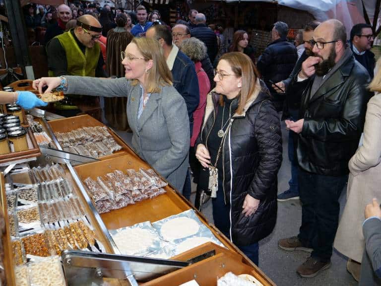 El mercado ofrece una experiencia única para vecinos y visitantes, permitiéndoles sumergirse en un ambiente de historia, cultura y tradición en el corazón de Vila-real.