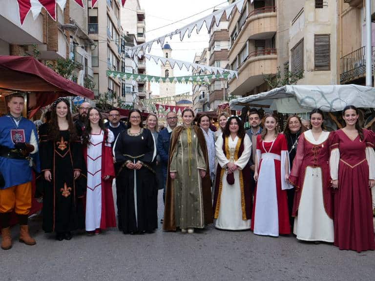 El mercado ofrece una experiencia única para vecinos y visitantes, permitiéndoles sumergirse en un ambiente de historia, cultura y tradición en el corazón de Vila-real.