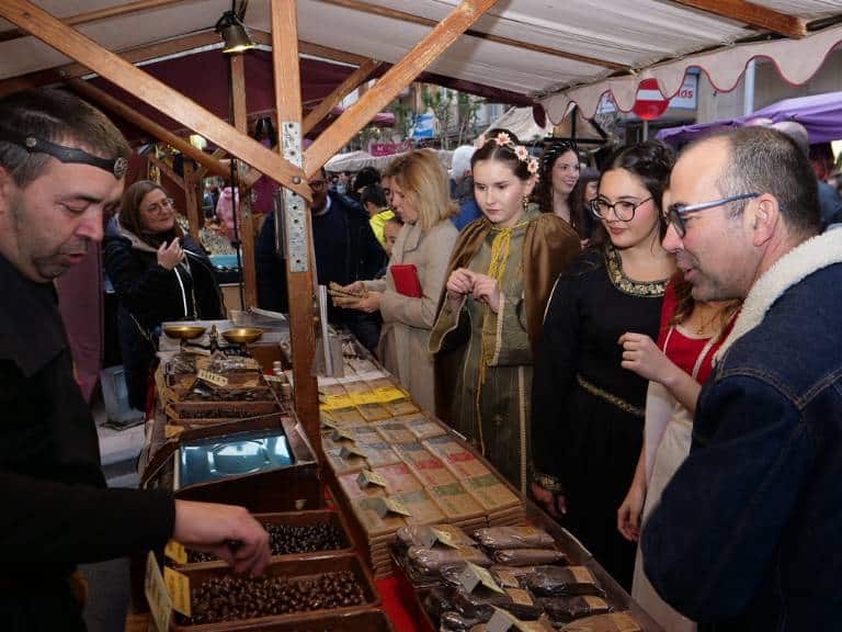 El mercado ofrece una experiencia única para vecinos y visitantes, permitiéndoles sumergirse en un ambiente de historia, cultura y tradición en el corazón de Vila-real.