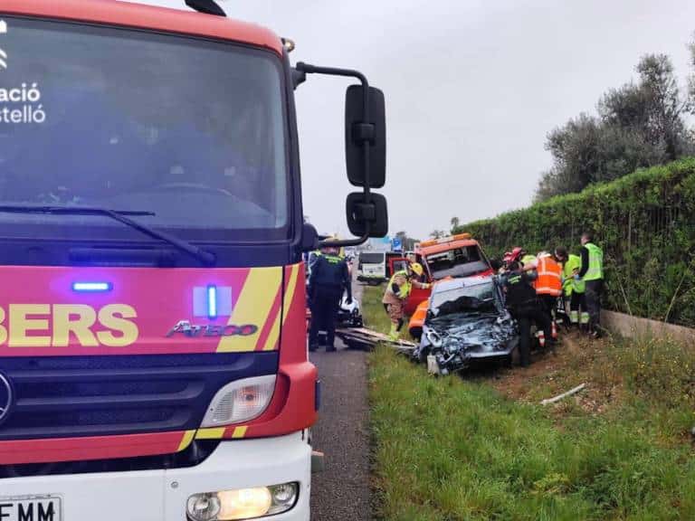 El siniestro ha implicado a un camión grúa y un turismo, produciéndose una colisión que ha dejado personas atrapadas en el interior de los vehículos.