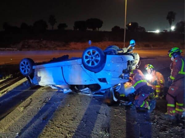 Accidente grave en la CV-33: Tres jóvenes heridos tras volcar su coche Accidente grave en la CV-33: Tres jóvenes heridos tras volcar su coche