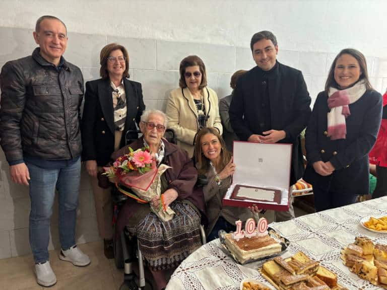Purificación ha celebrado este día acompañada de sus seres queridos, entre los que se encuentran sus dos hijos, seis nietos y tres bisnietos, quienes han estado a su lado en este emotivo momento.