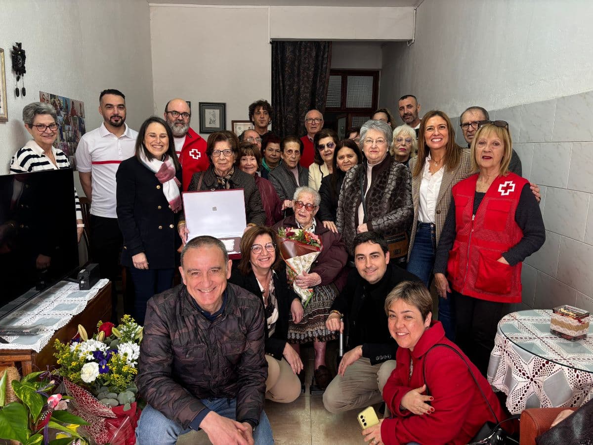Almassora felicita por sus 100 años a Purificación Comins