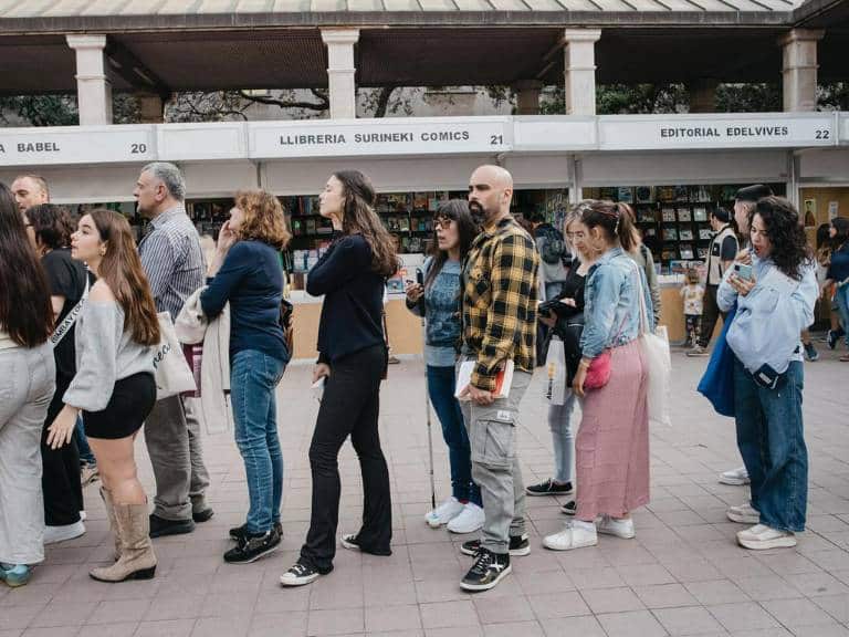 Los escritores Eloy Moreno y Blue Jeans abren la 41ª Feria del Libro de Castellón que se celebra hasta el 4 de mayo en la plaza Santa Clara