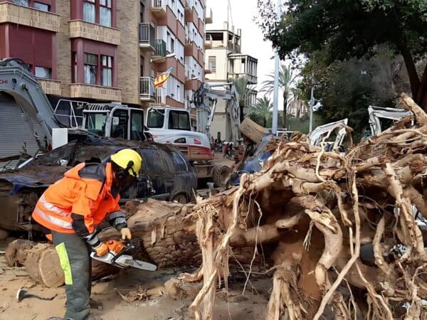 Basset causa polémica al decir que los Bomberos priorizaron la comida durante la DANA