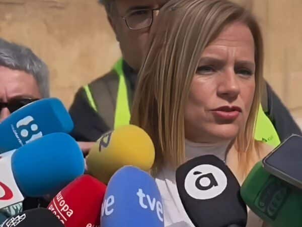 Bernabé «desmiente» a Pradas y aclara la cronología de la alerta de emergencia Bernabé «desmiente» a Pradas y aclara la cronología de la alerta de emergencia