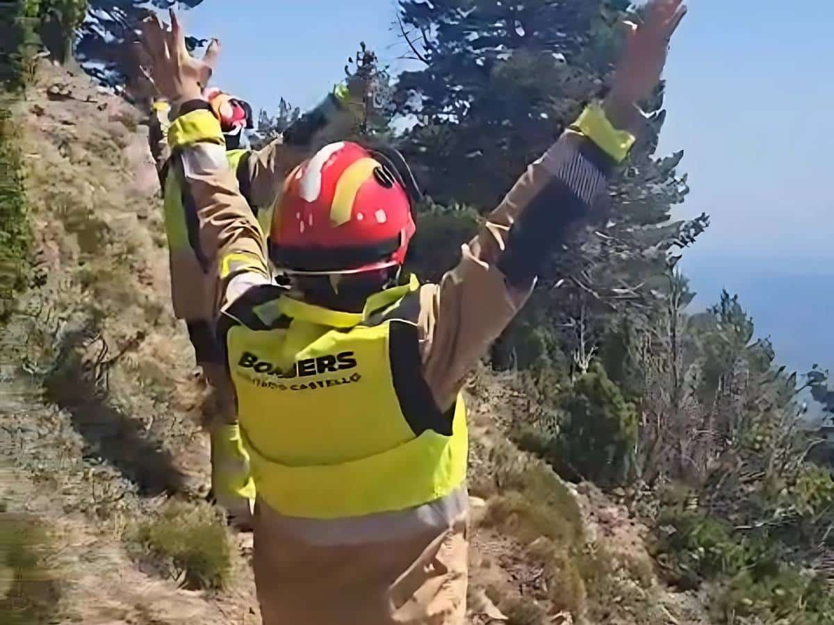 Bomberos de Castellón rescatan a una mujer herida en una senda forestal de Alcudia de Veo