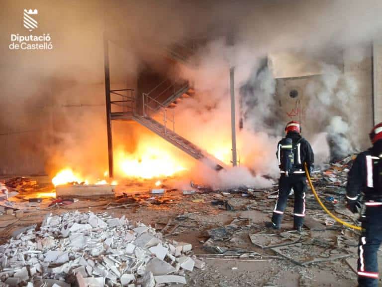 Afortunadamente, no se han registrado víctimas personales, pero la intervención continúa para evitar que el fuego se propague a otras estructuras cercanas.