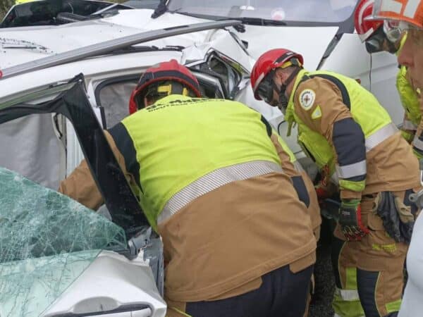 Bomberos realizan compleja excarcelación en el accidente de la AP-7 en Benicarló Bomberos realizan compleja excarcelación en el accidente de la AP-7 en Benicarló