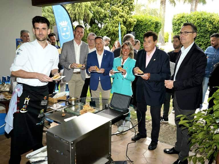 El chef burrianense Aitor Martínez Ros ha protagonizado un showcooking de su galardonado bocadillo en el acto de presentación en la Alquería Calatrava