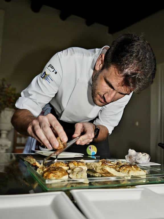 El chef burrianense Aitor Martínez Ros ha protagonizado un showcooking de su galardonado bocadillo en el acto de presentación en la Alquería Calatrava
