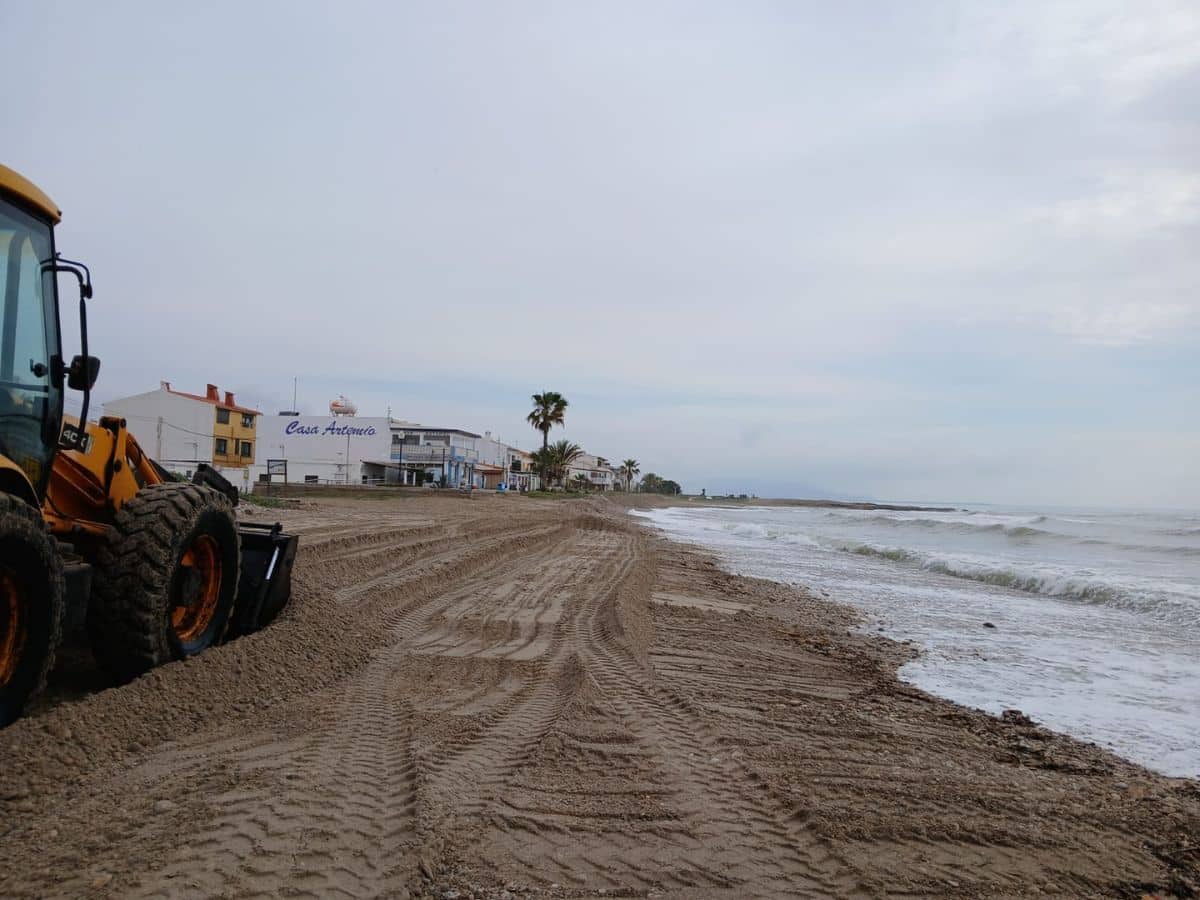 Cabanes pone a punto la playa de Torre la Sal y las urbanizaciones para Pascua