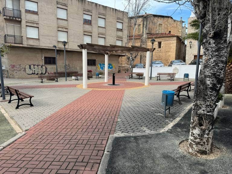 Esta plaza es un punto neurálgico en la vida social de la localidad y una parte esencial de la historia de Càlig.